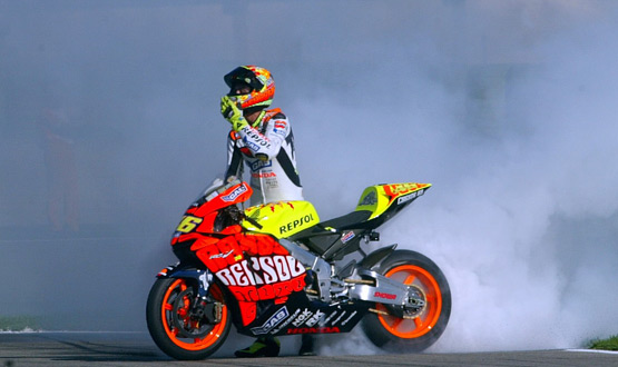 historia-gp-2003-valentino-rossi-555x330.jpg